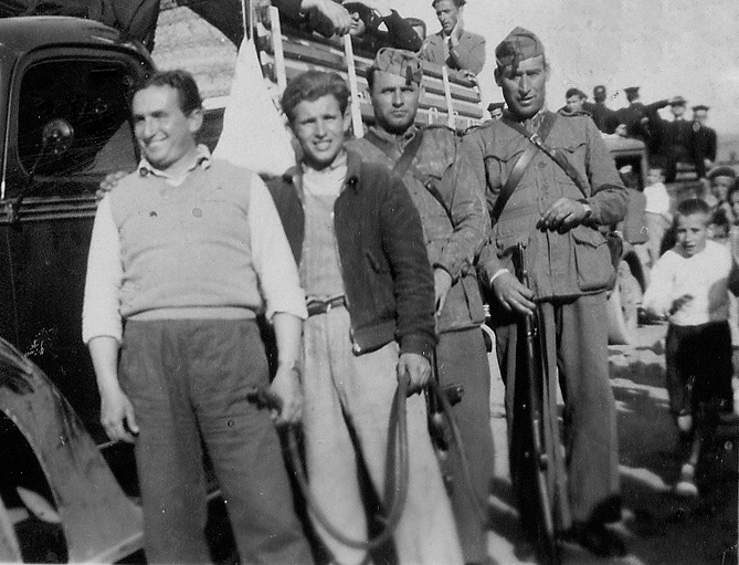 Dos guardias civiles del destacamento de Cástaras en un servicio de escolta en la Casería de Mercado hacia 1947. (Archivo del autor)
